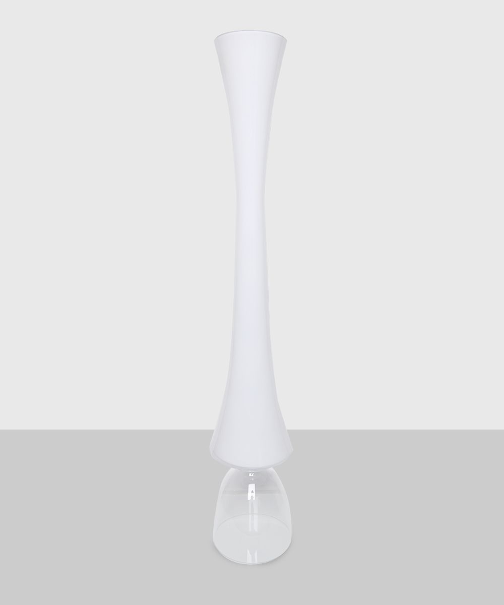 Белая ваза в форме цилиндра