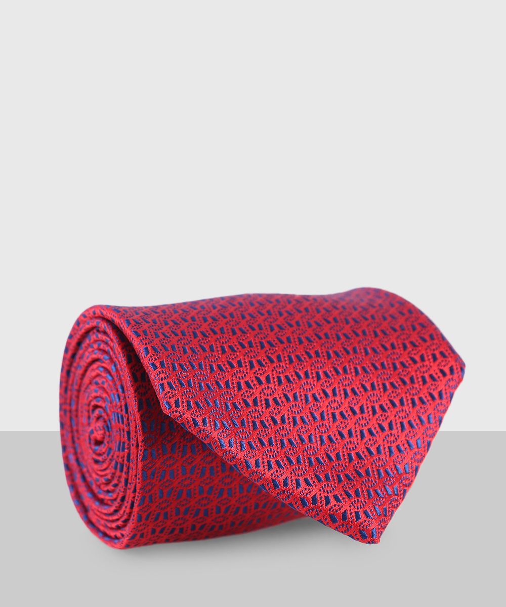 Patterned tie in red