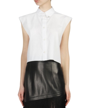 Sleeveless shirt with a pin