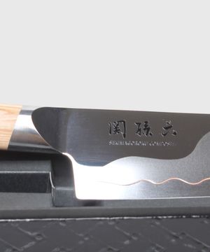 Нож с бежевой ручкой "Santoku"