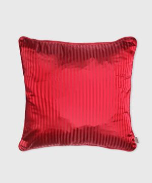 Подушка с цветочным узором красного цвета