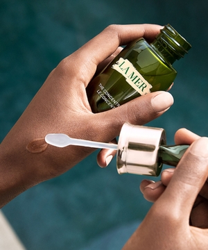 The concentrate for visibly soothe and protect