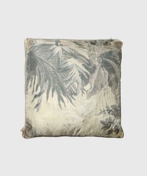Бежево-серая подушка с принтом в виде листьев
