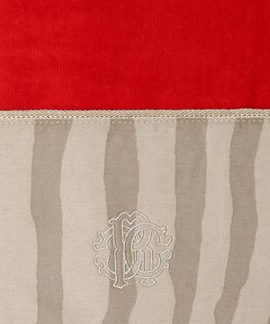 Красное банное полотенце с логотипом