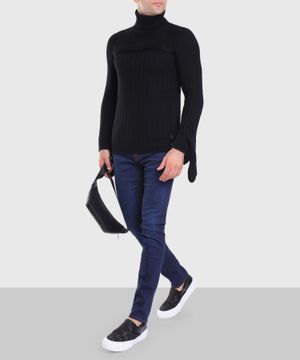 Turtle neck sweater in black