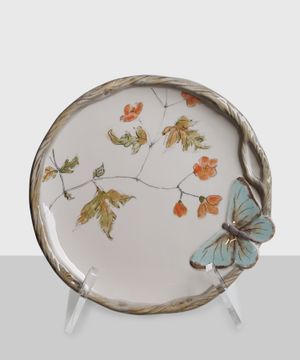 Белый комплект тарелок с бабочкой
