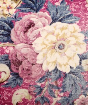 Разноцветная подушка с цветочным принтом