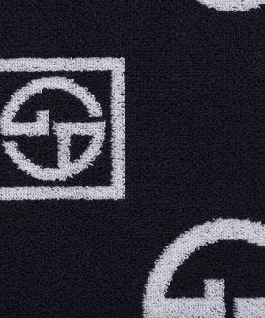 Черное полотенце с принтом логотипа
