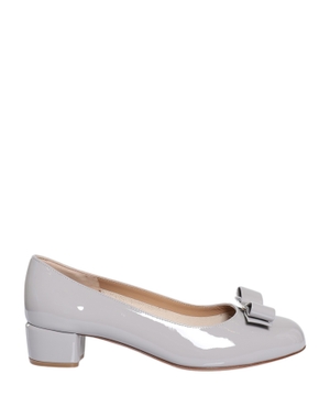 Bow detail pumps in gray