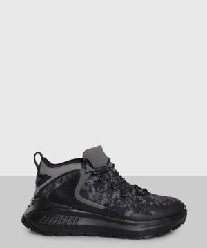 Черные кроссовки с пиксельным камуфляжным рисунком