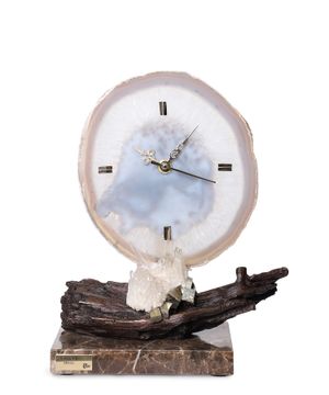 Agate watch on trunk base