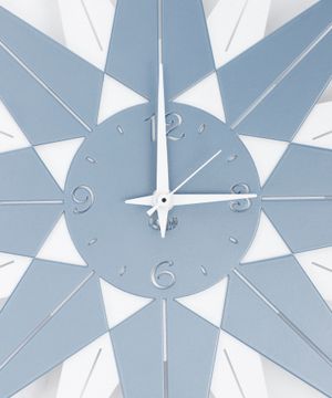 Настенные часы в форме компаса
