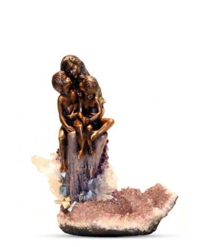 Maternity figure decorated with amethyst