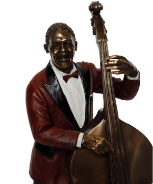 Статуя бас-джазового музыканта