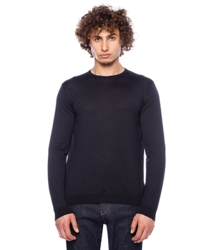 Round neck sweater with long sleeves