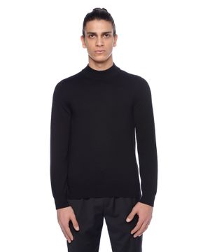 Round neck sweater with long sleeves