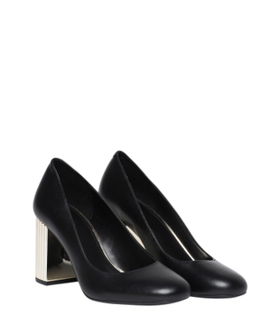 Pumps with loqo detail