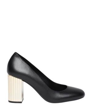 Pumps with loqo detail
