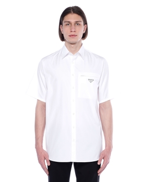 Short sleeve shirt with button fastening