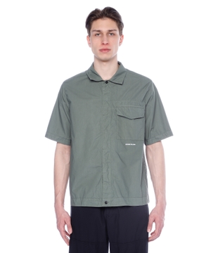 Short sleeve shirt with button fastening