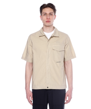 Short sleeve shirt with button fastening