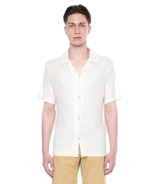 Short sleeve shirt with button fastening