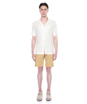 Short sleeve shirt with button fastening