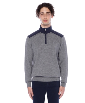 Long sleeve sweater with zipped collar