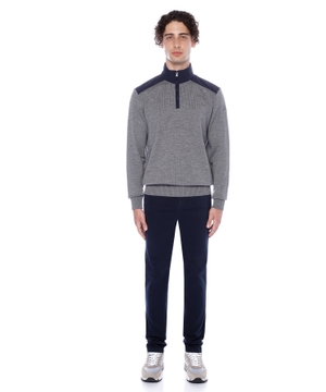 Long sleeve sweater with zipped collar