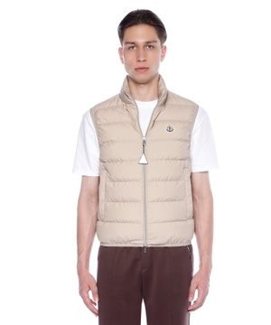 Sleeveless vest with zip fastening