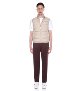 Sleeveless vest with zip fastening