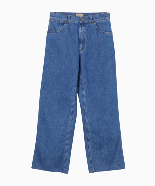 Loose-fitting jeans