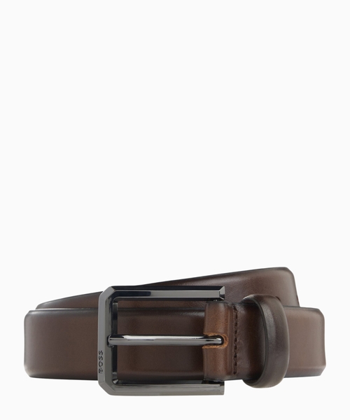 Smooth leather belt with engraved buckle