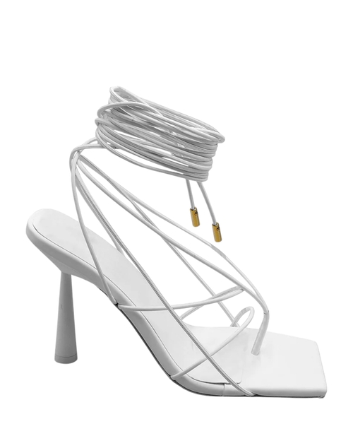 Кожаные босоножки белого цвета