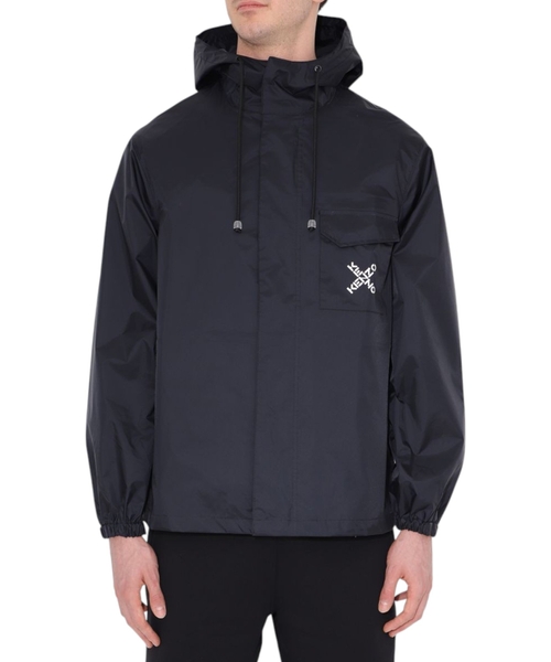 Qara rəngli loqo printli və kapüşonlu yağış gödəkçəsi