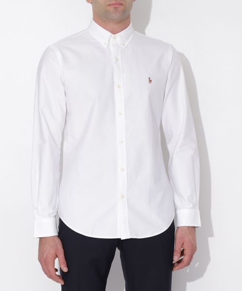 Düyməli bağlama ilə düz biçimli köynək