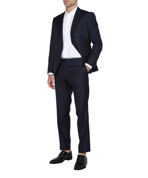 Düz biçimli iki düyməli kostyum