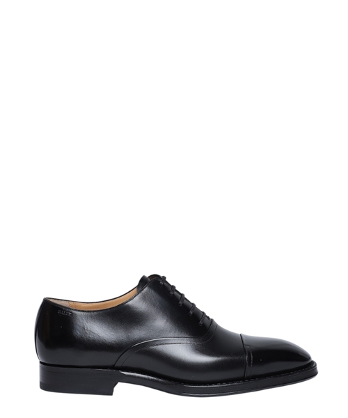 Leather oxfords with lace-up fastening