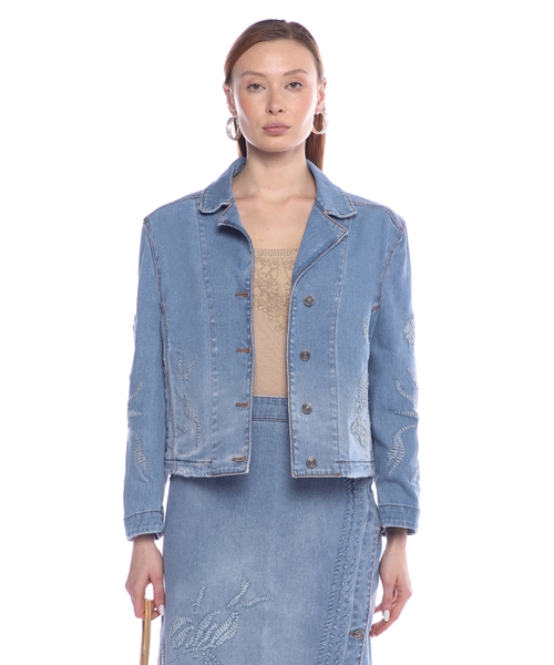 Джинсовая куртка с вышивкой