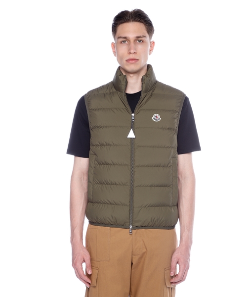 Sleeveless vest with zip fastening