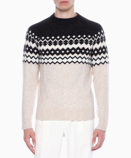 Round neck sweater with long sleeves