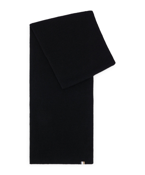 Шарф в рубчик с полосатой этикеткой