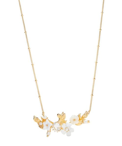 Ожерелье украшенное деталями в виде цветка