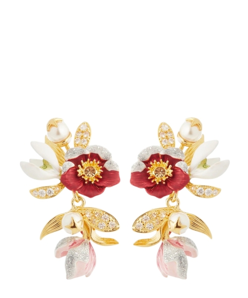 Çiçək detalları olan sırğalar