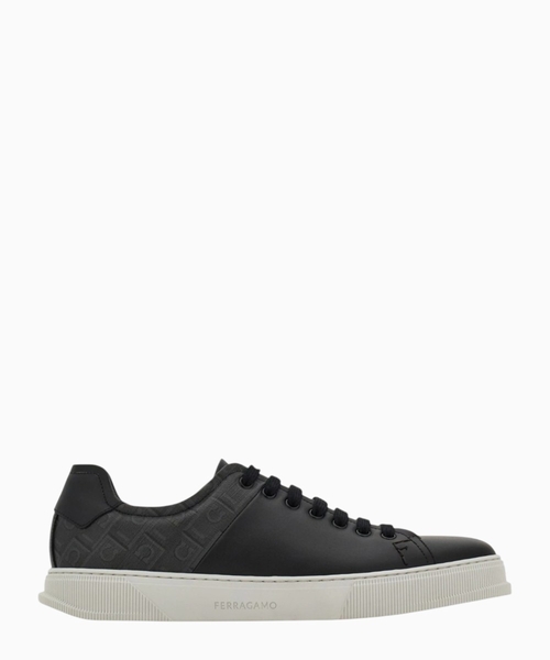 Low top sneaker