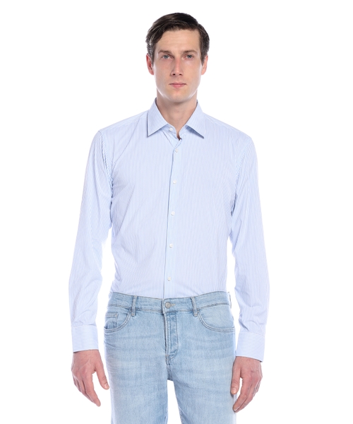 Zolaqlı elastik parçadan hazırlanmış dar biçimli köynək