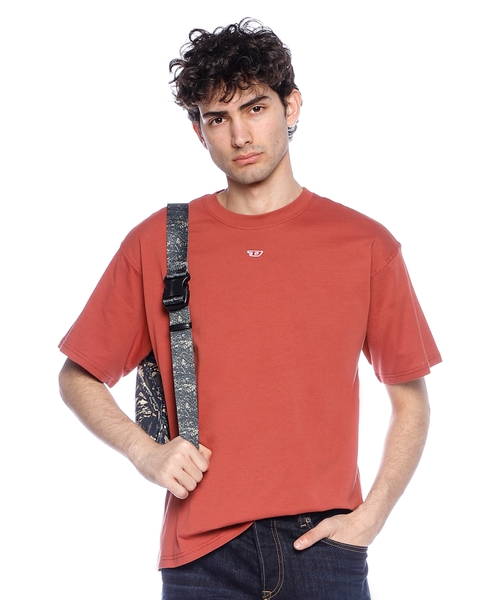 Naxışlı D yamağı olan T-shirt