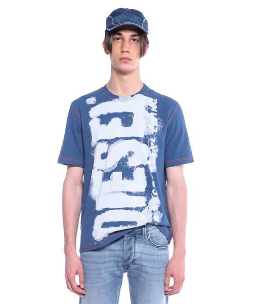 Yayılmış loqolu t-shirt