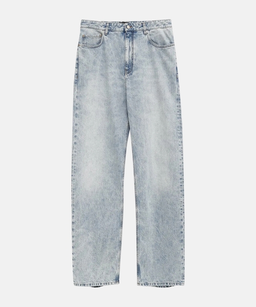 Джинсы с потертым подолом