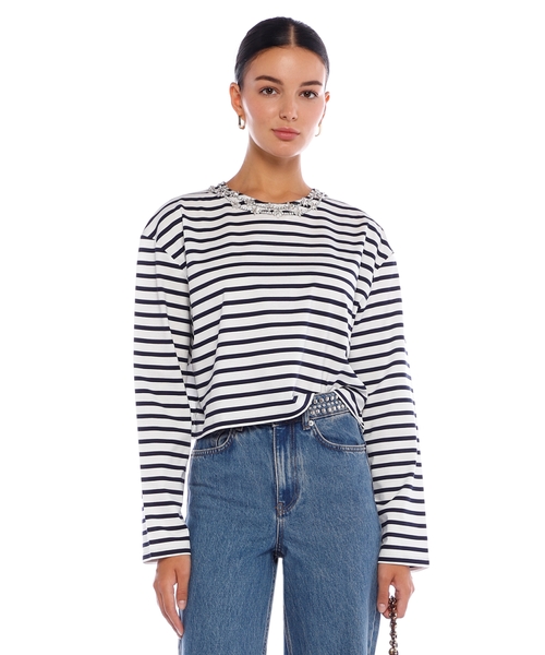 Полосатая футболка, украшенная стразами